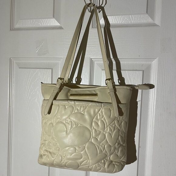 Betsey Johnson Cream Shopper Heart Quilted medium shoulder bag gold tone accent - Picture 1 of 12